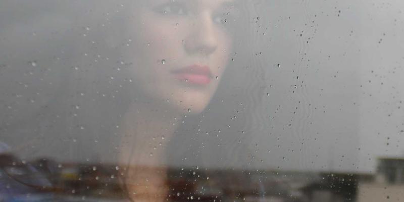 Pessoa medindo circunferência abdominal